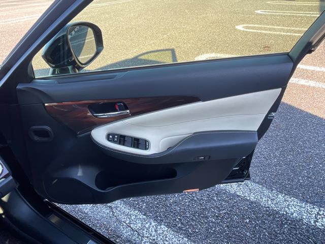 クラウンハイブリッド ロイヤルサルーン クラウン ハイブリッド ロイヤルサルーン マジェスタ風カスタム フロント純正マジェスタバンパー 社外のアルミ フロントエアロ リアエアロ リア2つスポイラー 純正ナビ(29枚目)