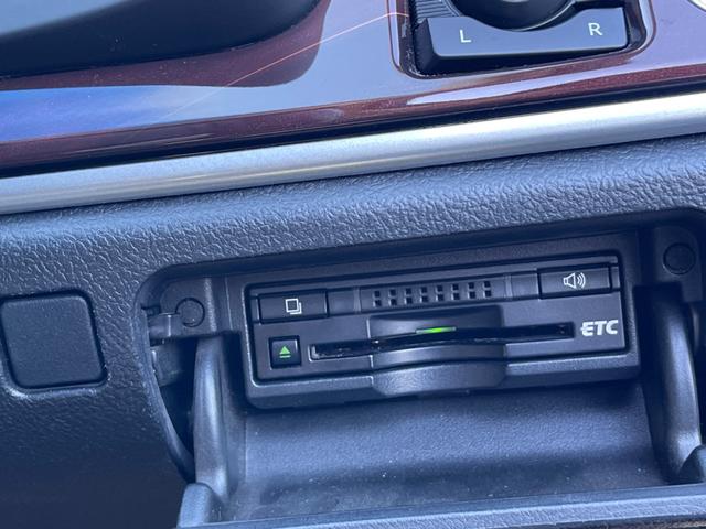 クラウンハイブリッド ロイヤルサルーン クラウン ハイブリッド ロイヤルサルーン マジェスタ風カスタム フロント純正マジェスタバンパー 社外のアルミ フロントエアロ リアエアロ リア2つスポイラー 純正ナビ(34枚目)