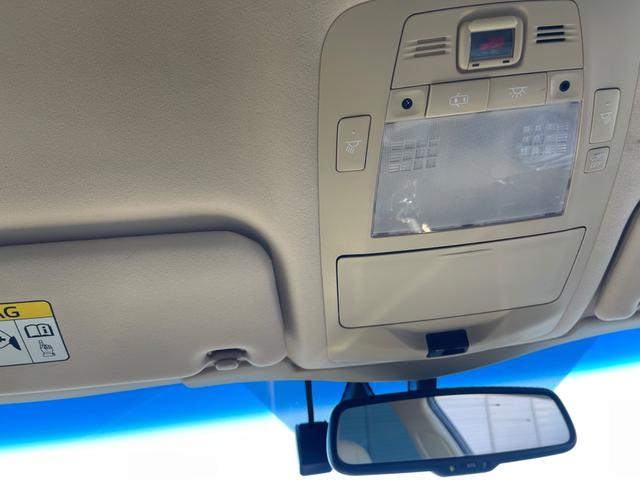 クラウンハイブリッド ロイヤルサルーン クラウン ハイブリッド ロイヤルサルーン マジェスタ風カスタム フロント純正マジェスタバンパー 社外のアルミ フロントエアロ リアエアロ リア2つスポイラー 純正ナビ(38枚目)