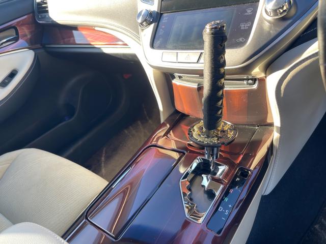 クラウンハイブリッド ロイヤルサルーン クラウン ハイブリッド ロイヤルサルーン マジェスタ風カスタム フロント純正マジェスタバンパー 社外のアルミ フロントエアロ リアエアロ リア2つスポイラー 純正ナビ(40枚目)