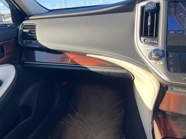 クラウンハイブリッド ロイヤルサルーン クラウン ハイブリッド ロイヤルサルーン マジェスタ風カスタム フロント純正マジェスタバンパー 社外のアルミ フロントエアロ リアエアロ リア2つスポイラー 純正ナビ(41枚目)