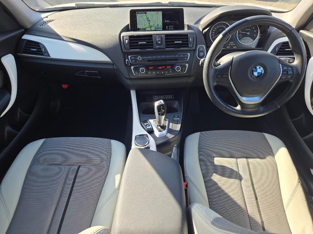 1シリーズ 116i スタイル 第3者機関AIS鑑定書付き 禁煙車 地デジチューナー(インターフェイス) 純正ナビ バックカメラ ドライブレコーダー ミラー一体型ETC ハーフレザーシート 純正アルミ エンジンプッシュスタート(4枚目)