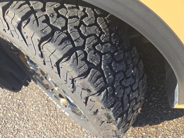 １６インチマッドクロス・ブロンズアルミ　ＢＦグッドリッチタイヤ　黒革　シートヒーター　純正ナビＴＶ　バックカメラ　ＥＴＣ　レーダークルーズコントロール　ＲＶＭ　ニューペイントベージュ