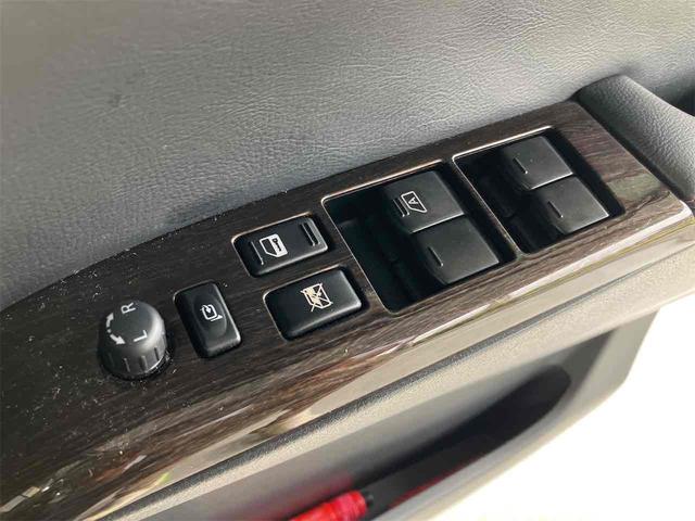 エルグランド ２５０ハイウェイスター　全周囲カメラ　バックカメラ　後席モニター　ナビ　ＴＶ　ＡＵＸ　ＣＤ　ＤＶＤ　両側スライド・片側電動ドア　ＥＴＣ　ＨＩＤオートライト　スマートキー　３列シート　オットマン　ＣＶＴ　アルミホイール（43枚目）