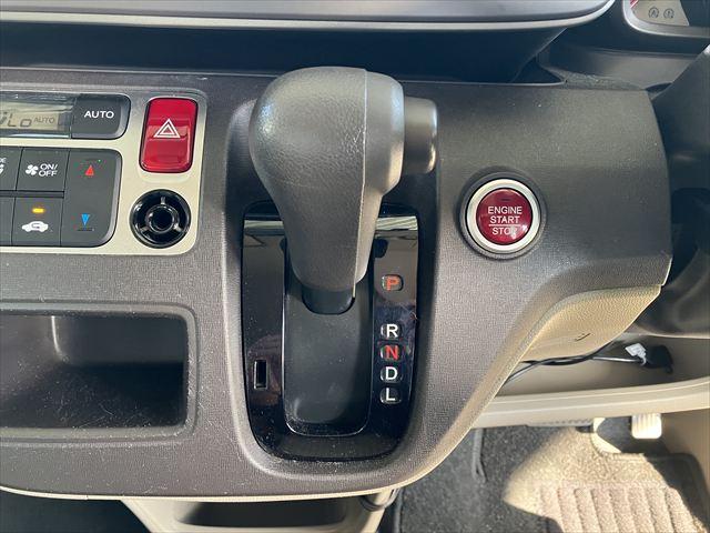 必ず使用するシフトレバー。確りと確認したいですね。