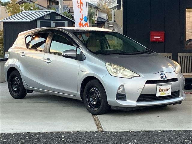 アクア Ｓ　ハイブリッド　ＡＵＸ　スマートキー　プッシュスタート　オートエアコン　レザーステアリング　ステアリングスイッチ　電格ミラー　横滑り防止装置　取扱説明書（2枚目）