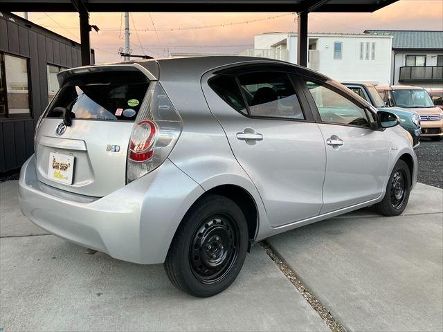 アクア Ｓ　ハイブリッド　ＡＵＸ　スマートキー　プッシュスタート　オートエアコン　レザーステアリング　ステアリングスイッチ　電格ミラー　横滑り防止装置　取扱説明書（8枚目）