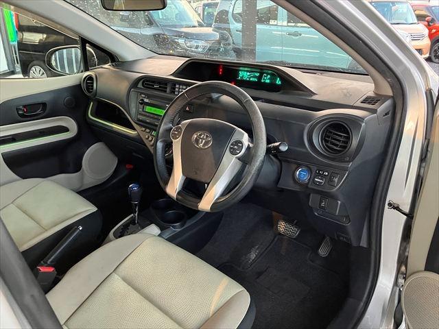 アクア Ｓ　ハイブリッド　ＡＵＸ　スマートキー　プッシュスタート　オートエアコン　レザーステアリング　ステアリングスイッチ　電格ミラー　横滑り防止装置　取扱説明書（13枚目）