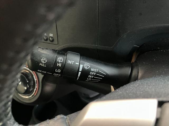 アクア Ｓ　ハイブリッド　ＡＵＸ　スマートキー　プッシュスタート　オートエアコン　レザーステアリング　ステアリングスイッチ　電格ミラー　横滑り防止装置　取扱説明書（19枚目）