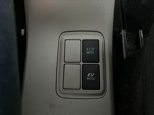 アクア Ｓ　ハイブリッド　ＡＵＸ　スマートキー　プッシュスタート　オートエアコン　レザーステアリング　ステアリングスイッチ　電格ミラー　横滑り防止装置　取扱説明書（25枚目）