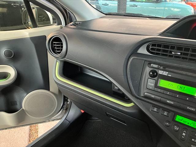 アクア Ｓ　ハイブリッド　ＡＵＸ　スマートキー　プッシュスタート　オートエアコン　レザーステアリング　ステアリングスイッチ　電格ミラー　横滑り防止装置　取扱説明書（27枚目）