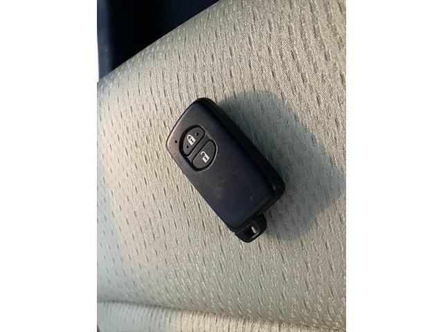 アクア Ｓ　ハイブリッド　ＡＵＸ　スマートキー　プッシュスタート　オートエアコン　レザーステアリング　ステアリングスイッチ　電格ミラー　横滑り防止装置　取扱説明書（34枚目）