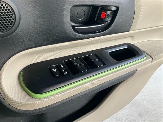 アクア Ｓ　ハイブリッド　ＡＵＸ　スマートキー　プッシュスタート　オートエアコン　レザーステアリング　ステアリングスイッチ　電格ミラー　横滑り防止装置　取扱説明書（35枚目）