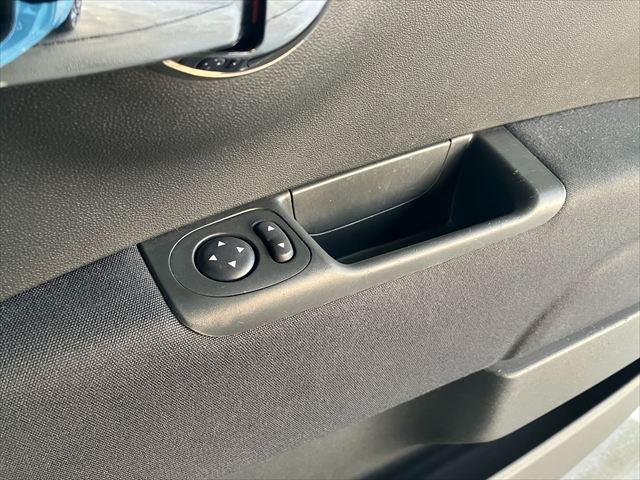 500 ツインエア ポップ デュアロジック(自動変速マニュアルトランスミッション) ETC 16AW HIDヘッドライト フォグランプ 純正キーレス AM FM レザーステアリング ステアリングスイッチ(34枚目)