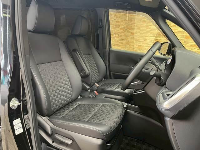 ヴォクシー Ｓ－Ｚ　純正１０．５インチナビ　衝突軽減ブレーキ　レーダークルーズコントロール　レーンキープアシスト　両側電動スライドドア　ドライブレコーダー　ウォークスルー　デュアルエアコン　後席エアコン　シートヒーター（5枚目）