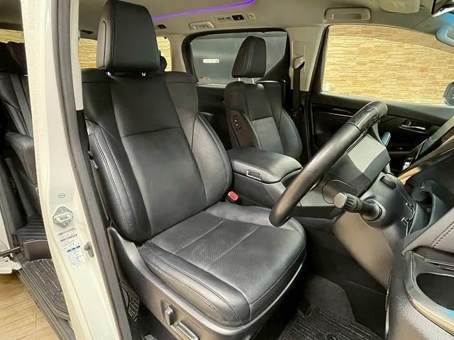 アルファード ２．５Ｓ　Ｃパッケージ　４ＷＤ　純正ナビ　オットマン　衝突軽減ブレーキ　黒革電動シート　フルセグＴＶ　サウンドライブラリ　電動リアゲート　シートエアコン　シートヒーター　オートハイビーム　ウォークスルー　ハンドルヒーター（5枚目）