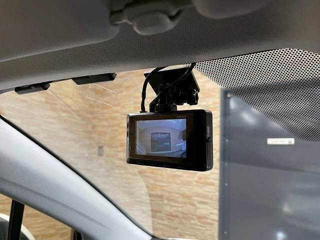 プリウス Ｓツーリングセレクション　エアロ　純正９型ナビ　ブラックレザーシート　シートヒーター　フルセグ地デジＴＶ　バックカメラ　ＥＴＣ　ドライブレコーダー　Ｂｌｕｅｔｏｏｔｈ音楽　フルオートエアコン　ＬＥＤヘッド　ＣＤＤＶＤ再生可能（7枚目）