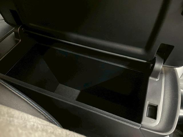 プリウス Ｓツーリングセレクション　エアロ　純正９型ナビ　ブラックレザーシート　シートヒーター　フルセグ地デジＴＶ　バックカメラ　ＥＴＣ　ドライブレコーダー　Ｂｌｕｅｔｏｏｔｈ音楽　フルオートエアコン　ＬＥＤヘッド　ＣＤＤＶＤ再生可能（53枚目）