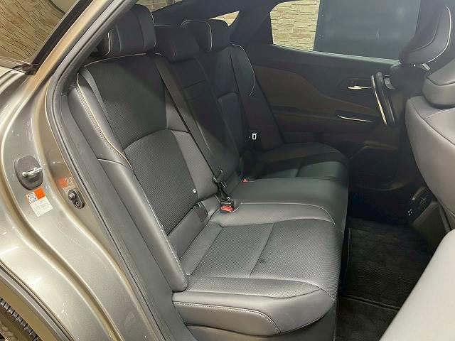 クラウンクロスオーバー Ｇアドバンスド・レザーパッケージ　４ＷＤ　ＢＳＭ　シートエアコン　追従クルコン　アラウンドビューモニター　シートメモリー　ＡＣ１００Ｖ　電動リアゲート　シートヒーター　本革シート　アップルカープレイ　フルセグ　デジタルインナーミラー（6枚目）