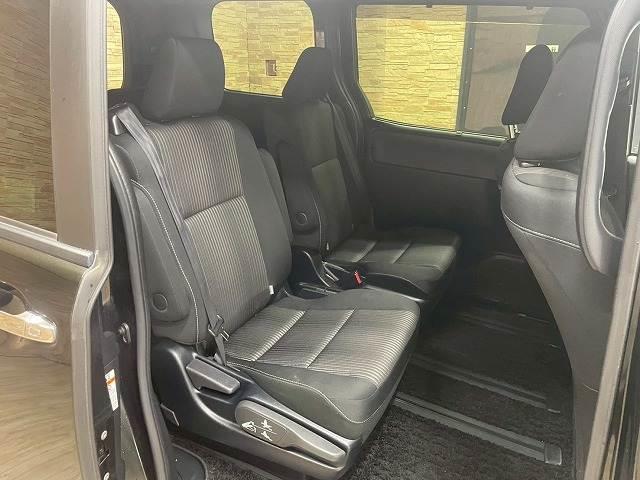 ヴォクシー ＺＳ　煌ＩＩ　４ＷＤ　両側電動スライド　クルコン　ＥＴＣ　純正９インチナビＴＶ　バックカメラ　ドライブレコーダー　オートエアコン　Ｂｌｕｅｔｏｏｔｈ　ＥＴＣ　セーフティセンス　クルコン　純正１６ｉｎＡＷ（6枚目）