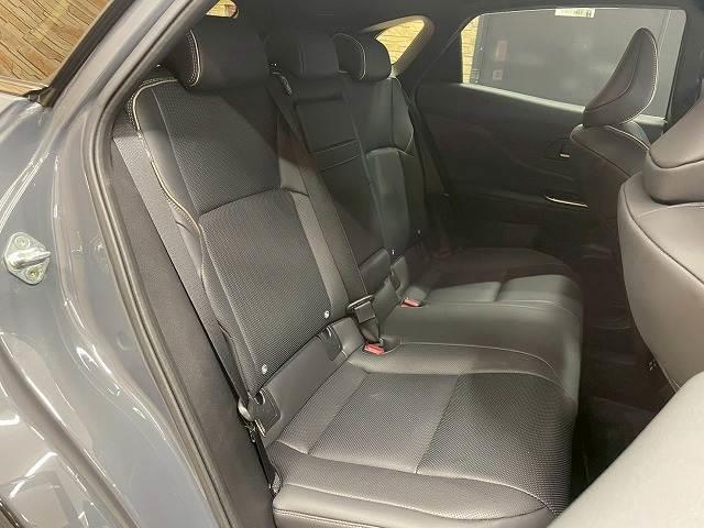 クラウンスポーツ ＳＰＯＲＴ　Ｚ　（ＨＥＶ）　純正ナビＴＶ１２．３型　レザーシート　ＢＳＭ　全周囲カメラ　シートヒーター　シートベンチレーション　メモリー付パワーシート　レーダークルコン　電動リアゲート　純正２１インチアルミ　電動リアゲート（6枚目）