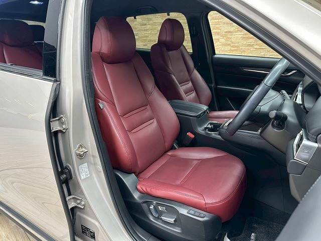 【レザーシート】ならではの高級感あふれる内装がこたわりのアイテム。見た目の高級感とより上質な座り心地をお楽しみください。