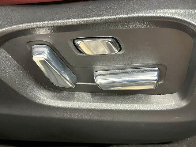 【メモリー付パワーシート】細やかな調整ができ、自分の好きな角度を記憶することもできます。体格を問わずベストポジションがとれ長距離ドライブも快適です。