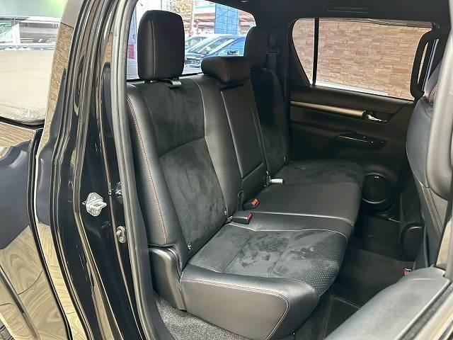 セカンドシートは大人二人が乗っても十分なスペースが確保されております。