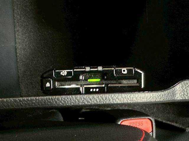 【ＥＴＣ車載器】を装備しておりますので、ご納車直後からの遠距離ドライブも可能です。土日の利用料金の割引や、朝夕の通行料金を割引料金で高速道路をお楽しみいただけます。
