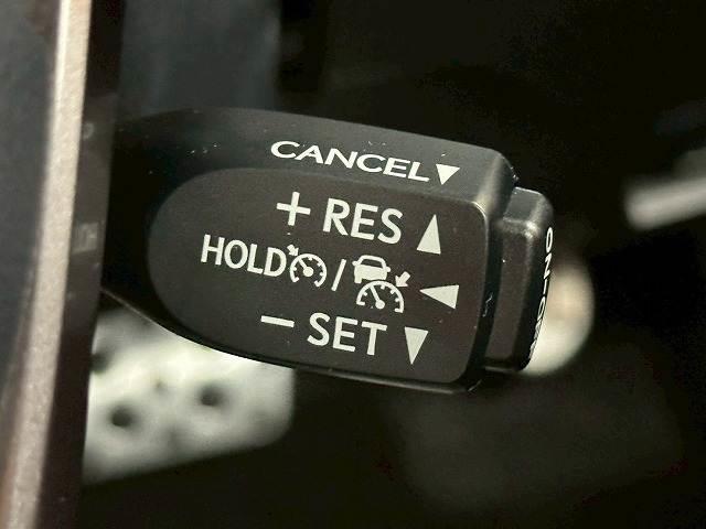 【レーダークルーズコントロール】装備で高速道路の運転も楽々です！追従型なので前の車両に合わせて速度調節ができ、渋滞などの際も楽々運転できますよ♪