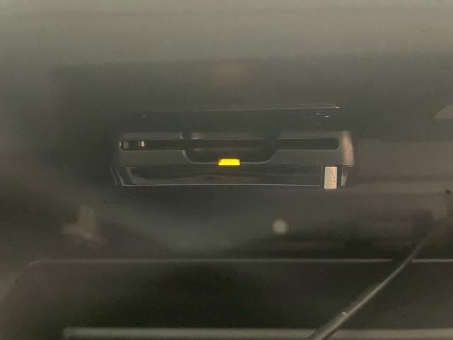 【ＥＴＣ車載器】を装備しておりますので、ご納車直後からの遠距離ドライブも可能です。土日の利用料金の割引や、朝夕の通行料金を割引料金で高速道路をお楽しみいただけます。