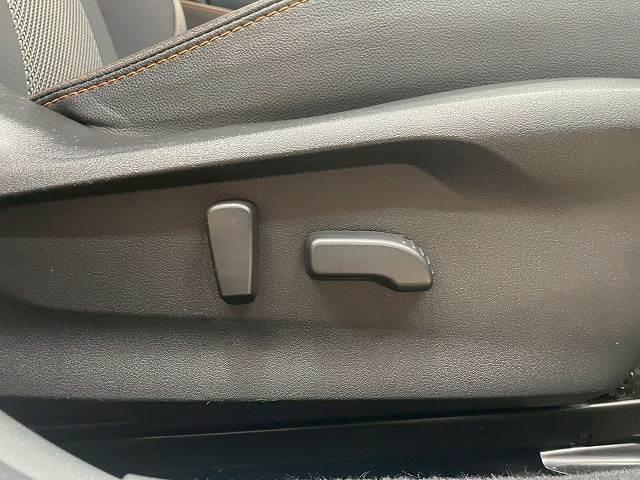 【メモリー付パワーシート】細やかな調整ができ、自分の好きな角度を記憶することもできます。体格を問わずベストポジションがとれ長距離ドライブも快適です。