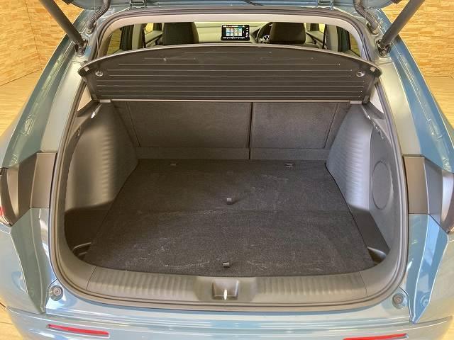 ＺＲ－Ｖ ｅ：ＨＥＶ　Ｚ　４ＷＤ　９型ナビ　ＢＯＳＥ　全周囲　革　フルセグＴＶ　ワイパーデアイサ―　シートヒーター　ワイヤレス充電　シートメモリー　ドラレコ　ＥＴＣ　ＬＥＤヘッドライト　電動リアゲート　純正アルミホイール（13枚目）