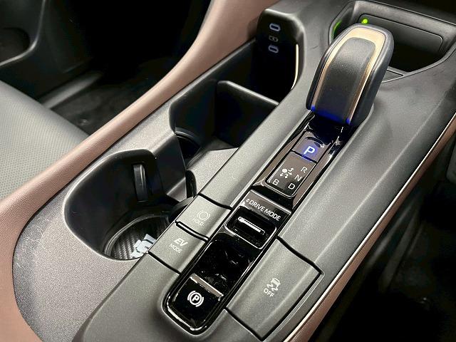 クラウンクロスオーバー Gアドバンスド・レザーパッケージ 4WD メーカーナビ 全周囲 追従クルーズコントロール デジタルインナーミラー BSM ヘッドアップディスプレイ AC100V オートハイビーム ワイヤレス充電 シートヒーター ステアリングヒーター(41枚目)