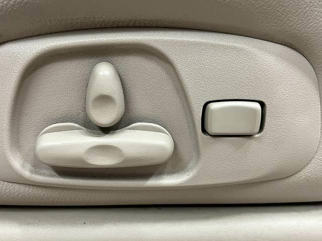 【パワーシート】細やかな調整ができ、体格を問わずベストポジションがとれ長距離ドライブも快適です。