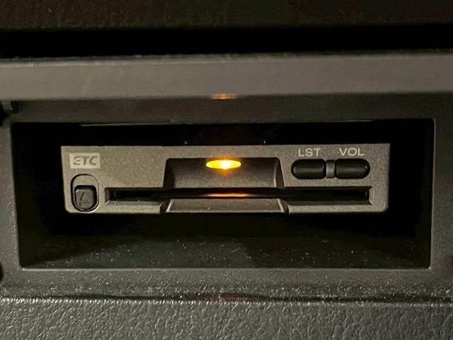 【ＥＴＣ車載器】を装備しておりますので、ご納車直後からの遠距離ドライブも可能です。土日の利用料金の割引や、朝夕の通行料金を割引料金で高速道路をお楽しみいただけます。