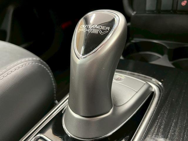 アウトランダーPHEV Gナビパッケージ 純正ナビTV 全周囲 シートヒーター ETC ステアリングヒーター AC1500W 電動リアゲート 純正アルミホイール パワーシート アルカンターラ レーンキープアシスト 衝突軽減ブレーキ ル(21枚目)