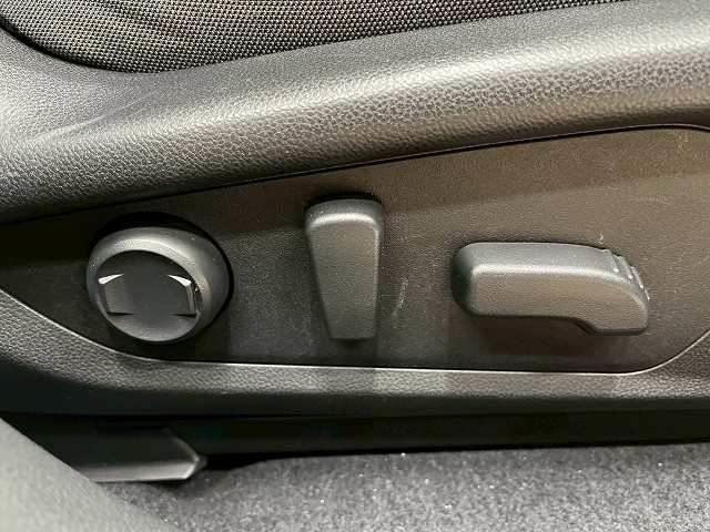 【メモリー付パワーシート】細やかな調整ができ、自分の好きな角度を記憶することもできます。体格を問わずベストポジションがとれ長距離ドライブも快適です。