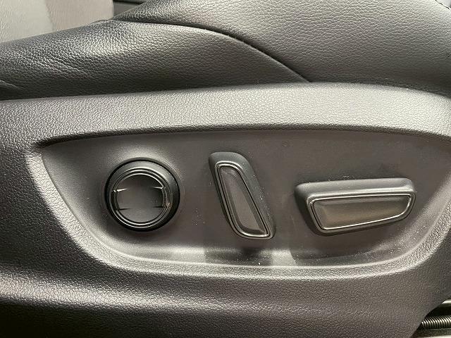 カローラクロス Ｚ　ハーフレザー　電動シート　バックカメラ　アップルカープレイ　ドラレコ　レーダークルーズコントロールシステム　シートヒーター　電動リアゲート　ＥＴＣ　コーナーセンサー　純正１８インチアルミ　ＬＥＤヘッド（49枚目）