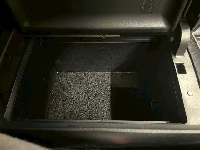 クラウンハイブリッド アスリートＳ　純正ナビ地デジ　レザーシート　ＥＴＣ（32枚目）