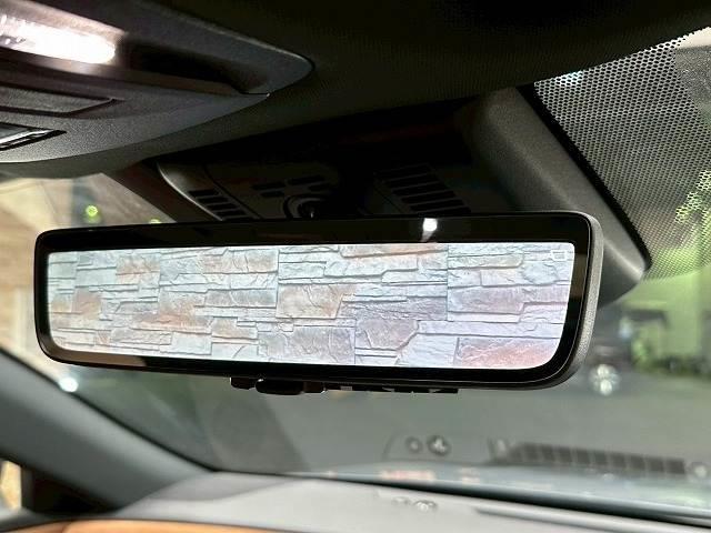 �y�f�W�^���C���i�[�~���[�z�𓋍ڂ��Ă���܂��B�ԗ�����̃J�����f�����~���[�ʂɉf���o���̂ŁA�ԓ��̏󋵂�A�V��Ȃǂɉe�����ꂸ���ł��N���A�Ȍ�����E�������܂��B