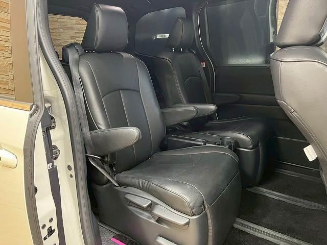 �Z�J���h�V�[�g�͑�l��l������Ă��\���ȃX�y�[�X���m�ۂ���Ă���܂��B