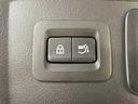 【電動リアゲート】ボタンひとつで大きなゲートも簡単に開閉可能です。高級車ならではの装備は嬉しいですね。