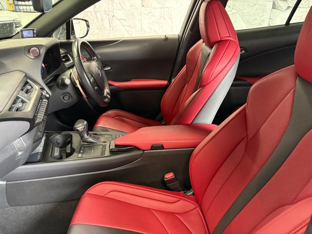 ＵＸ ＵＸ２００　Ｆスポーツ　アーティシャンスピリッツコンプリートカー　ＲＳＲ車高調　エイムゲインＧＴＭ２１インチ　Ｆスポーツ三眼フルＬＥＤヘッドランプ　ブラインドスポットモニターＦ　ＳＰＯＲＴ専用フレアレッド（18枚目）