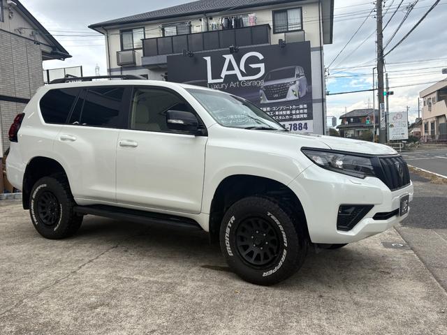 ランドクルーザープラド TX Lパッケージ マットブラックエディション JBLナビゲーションシステム サンルーフ 全方位モニター ブラインドスポットモニター ベージュ革 デルタフォース17インチ JAOSリフトアップバネ ETC カメラ(6枚目)