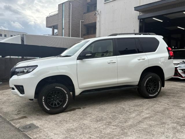 ランドクルーザープラド TX Lパッケージ マットブラックエディション JBLナビゲーションシステム サンルーフ 全方位モニター ブラインドスポットモニター ベージュ革 デルタフォース17インチ JAOSリフトアップバネ ETC カメラ(8枚目)