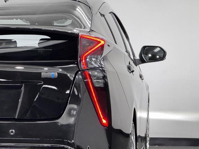 プリウス Sセーフティプラス LED付新品モデリスタ仕様フルエアロ イカリング&キャンディブラックCライト&テール ブラックCエンブレム 新品アルミ&新品タイヤ プッシュEGスタート スマートKEY ブラックレザーカスタム(13枚目)