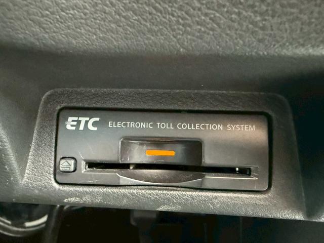 スカイライン ２００ＧＴ－ｔタイプＰ　禁煙車　黒革シート　メーカーナビ　アラウンドビューモニター　ＬＥＤヘッドライト　ドライブレコーダー　ＥＴＣ　フルセグＴＶ　Ｂｌｕｅｔｏｏｔｈ　スマートキー　前席シートヒーター　パワーシート（12枚目）