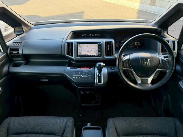 ステップワゴンスパーダ Ｚ　インターナビセレクション　禁煙車　後席モニター　両側電動スライドドア　純正ＨＤＤナビ　ＨＩＤヘッドライト　純正１７インチアルミホイール　ビルトインＥＴＣ　クルーズコントロール　スマートキー　ステアリングスイッチ（2枚目）