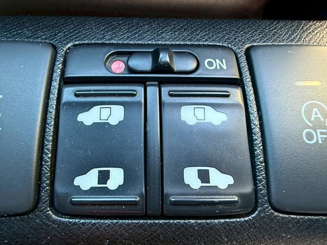 ステップワゴンスパーダ Ｚ　インターナビセレクション　禁煙車　後席モニター　両側電動スライドドア　純正ＨＤＤナビ　ＨＩＤヘッドライト　純正１７インチアルミホイール　ビルトインＥＴＣ　クルーズコントロール　スマートキー　ステアリングスイッチ（4枚目）